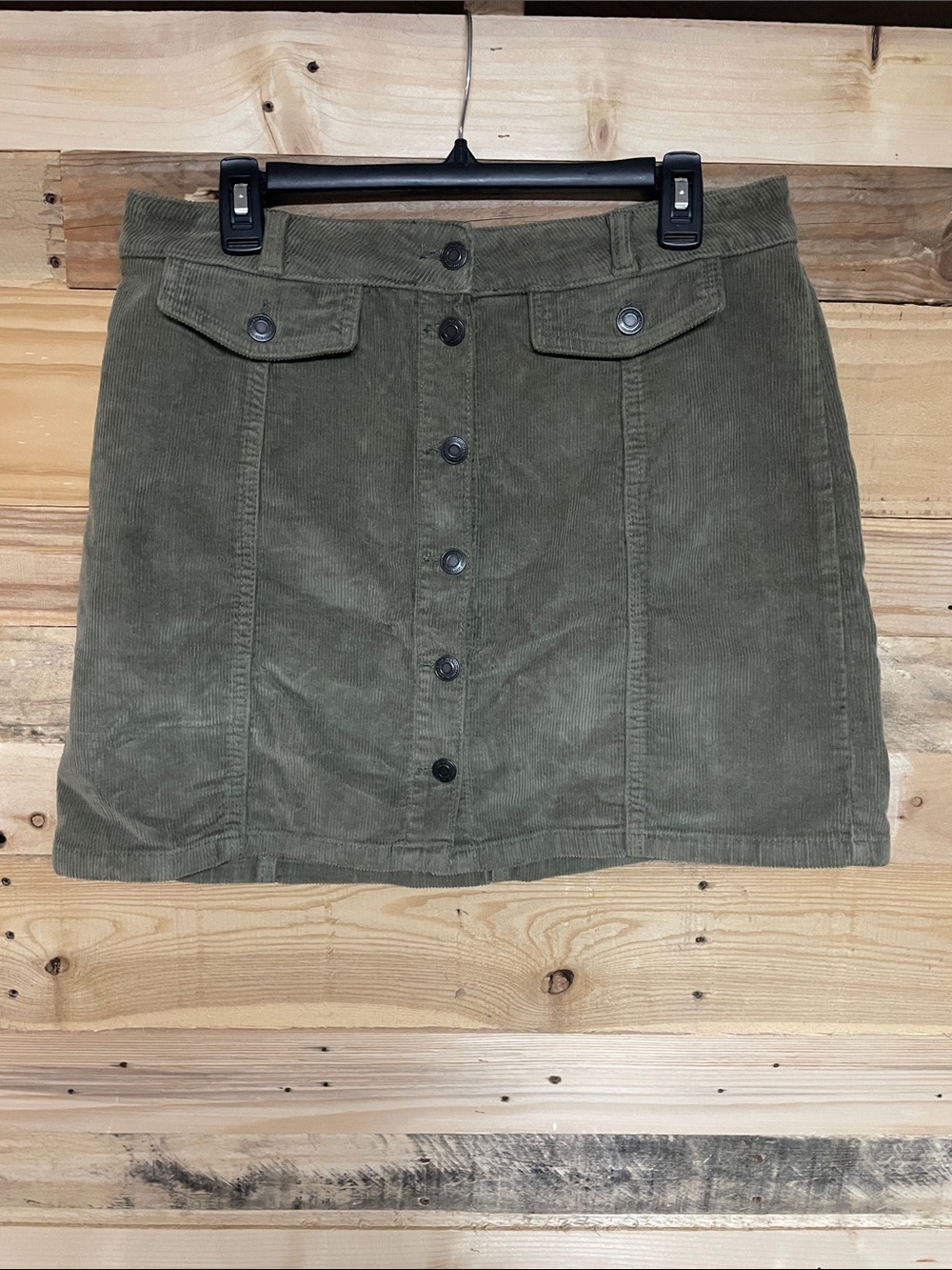 SO size 17/33w corduroy mini skirt
Buttons all the way up in front
